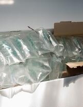 Připravený stromek zabalíme do krabice. Krabici vysteleme výplňovým materálem, abychom stromek ochránili proti případnému poškození.