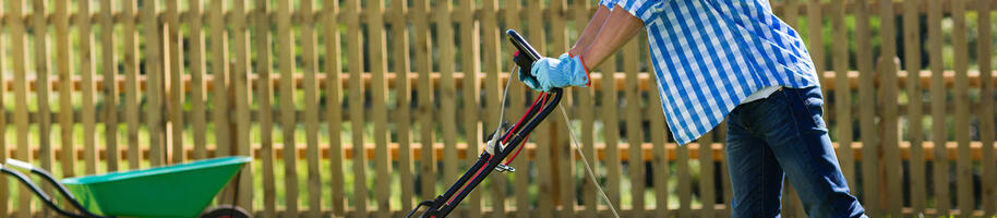 muž pečuje o trávník