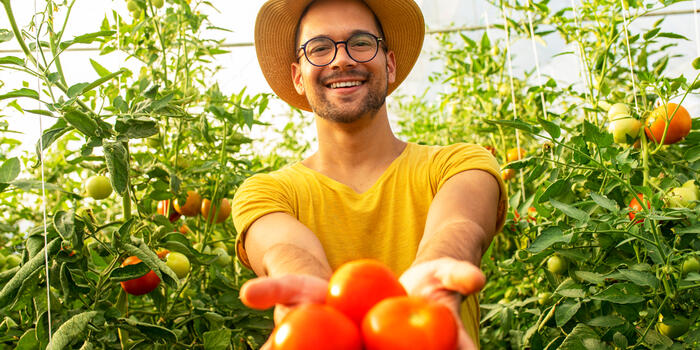 mladý muž má radost z rajčat