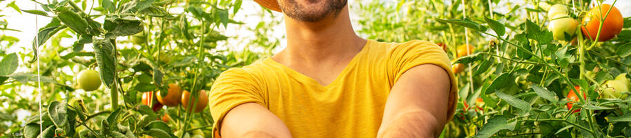 mladý muž má radost z rajčat