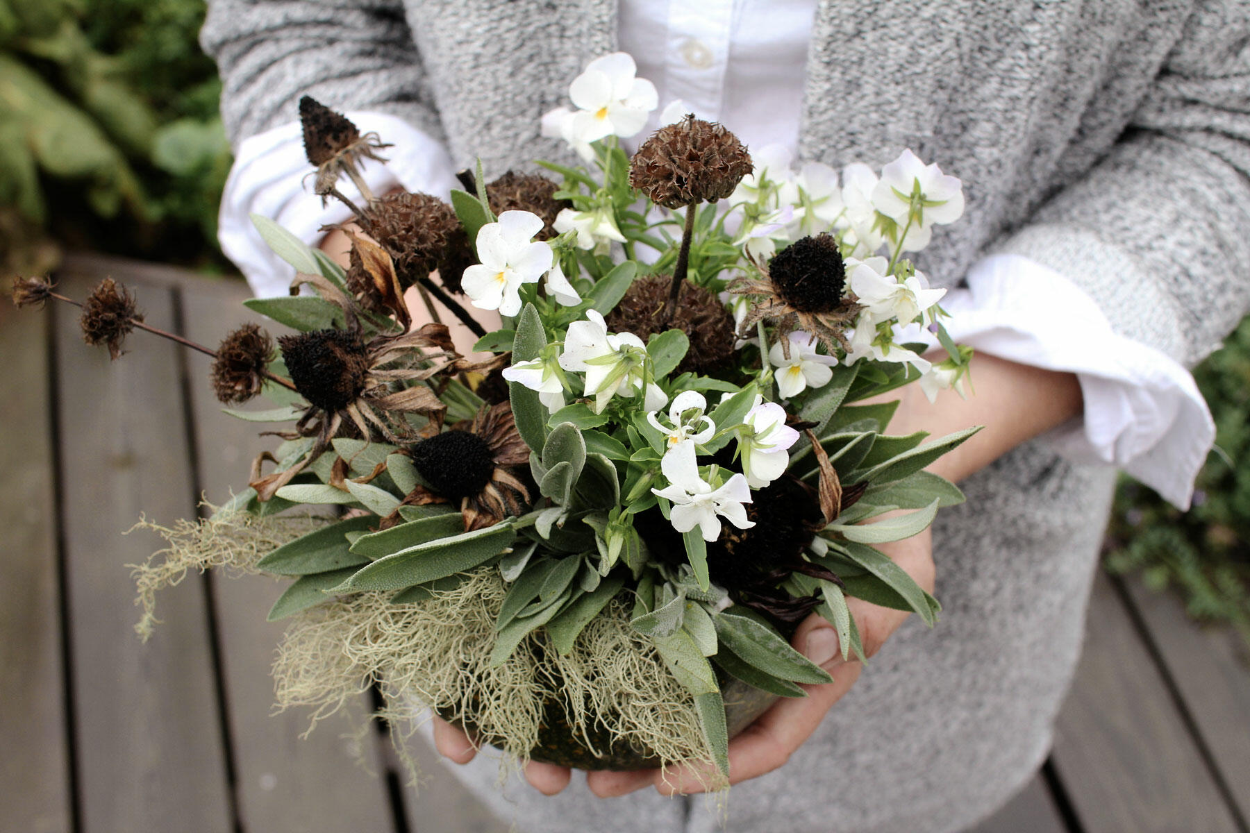 podzimní dekorace z dýně a macešek