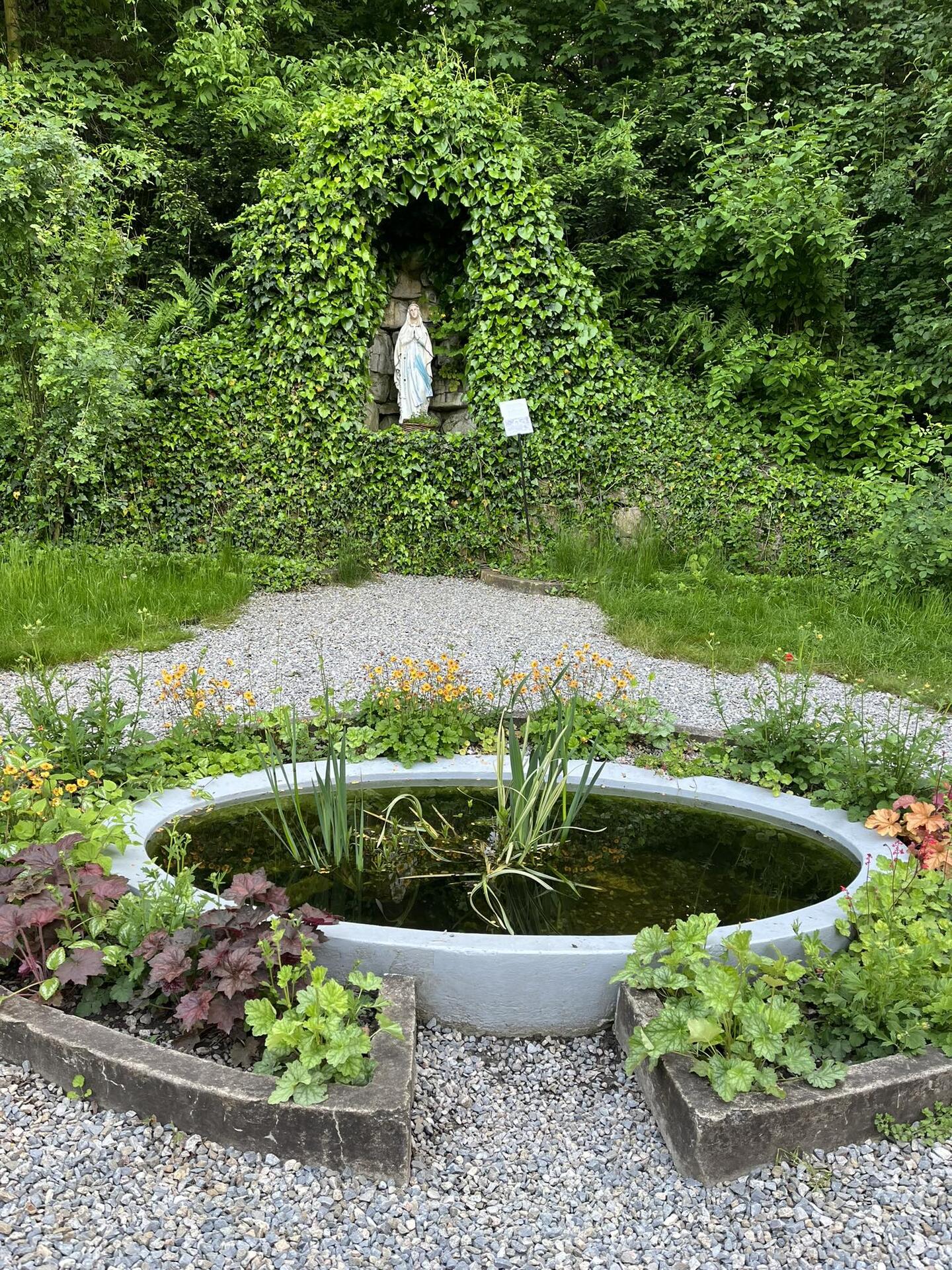 původní grotta s novou soškou Panny Marie Lurdské