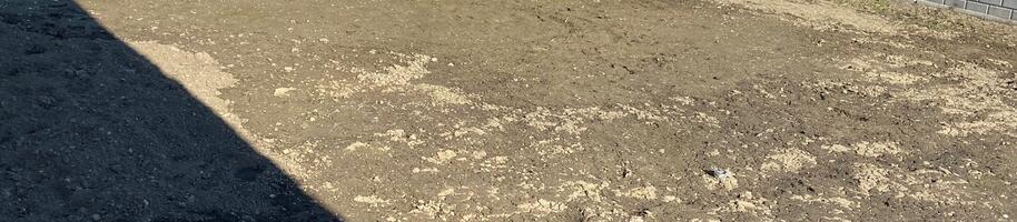 jílovitá půda v zahradě